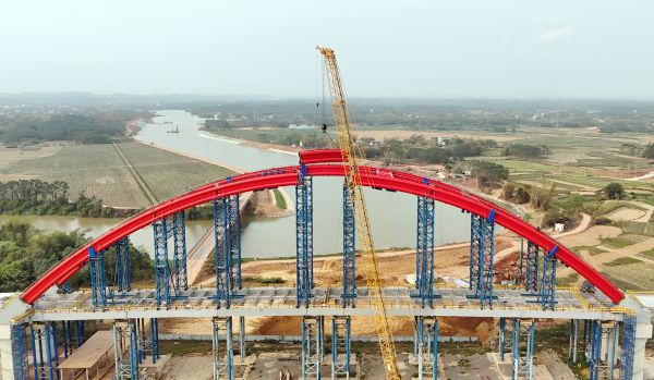 中铁工业+中铁宝桥参建平陆运河东坝村大桥主拱“毫米级”合龙 (1)