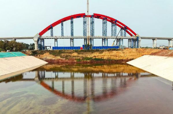 中铁工业+中铁宝桥参建平陆运河东坝村大桥主拱“毫米级”合龙 (3)